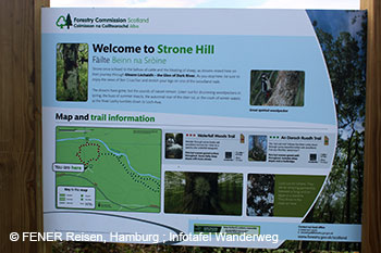 Infotafel bei einem Wanderweg in Schottland