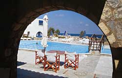 Blick von einer Terrasse auf den Pool