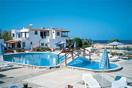 Der Pool der Akteon Beach Appartements in Stavros