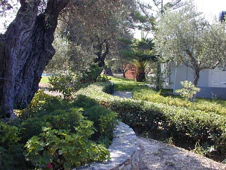 der sch&ouml;ne Garten der Villa Harmonia
