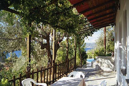 Terrasse einer Ferienwohnung in Melina