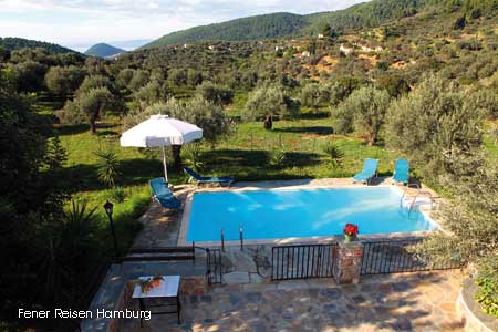 Blick &uuml;ber den Pool der Villa Mourtero