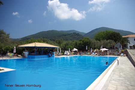 Der gro&szlig;z&uuml;gige Pool des Apparthotel Alkisitis
