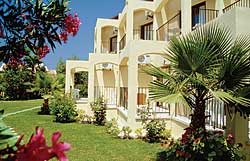 Das Hotelgeb&auml;ude High Life bei Girne