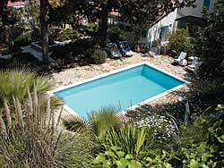 Der gro&szlig;z&uuml;gige Pool der Villa in Karmi, Karaman