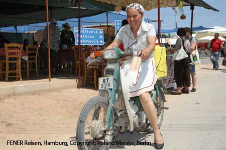 Dorffest in B&uuml;y&uuml;kkonuk, eine Frau auf dem Weg zum Halumi K&auml;se herstellen