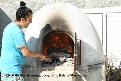 Der Ofen zum Brotbacken wird angeheizt