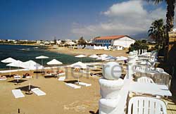 Ein aufgesch&uuml;tteter Strand l&auml;dt zum Sonnenbaden ein