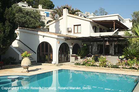 Der sch&ouml;ne Pool des Ambelias mit Blick nach Bella Pais und Girne