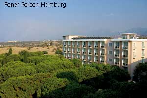 Das Pine Court Geb&auml;ude im Hotel Acapulco bei Girne in Nordzypern