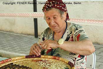Korbflechterin im Dorf B&uuml;y&uuml;kkonuk auf der Karpaz-Halbinsel in Nordzypern