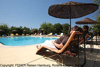 Der gro&szlig;z&uuml;gige Pool des Hotel Lapida Garden in Lapta in Nordzypern