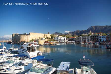 Hafen von Girne mit Blick auf das F&uuml;nffinger Gebirge