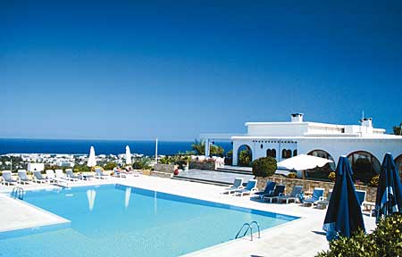 Pool des Onar Village mit Blick &uuml;ber Girne / Kyrenia