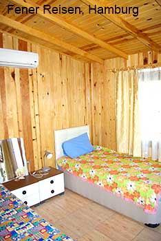 Schlafraum im Cardak Bungalow in Akyaka in der T&uuml;rkei