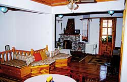 Wohnzimmer mit Kamin im Ferienhaus