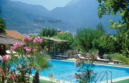 Pool mit Blick &uuml;ber das Tal