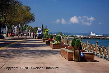Promenade in Akcakoca an der Schwarzmeer K&uuml;ste in der T&uuml;rkei
