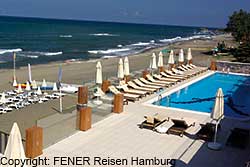 Pool und Strand des Hotel Atik in &Uuml;nye an der t&uuml;rkischen Schwarzmeerk&uuml;ste