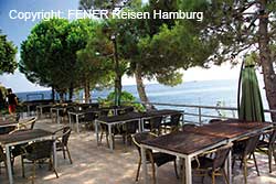 Terrasse direkt am Wasser des Hotel Vira in Sinop an der t&uuml;rkischen Schwarzmeerk&uuml;ste