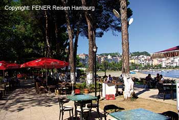 Der sch&ouml;ne Park an der Meerespromenade in &Uuml;nye an der t&uuml;rkischen Schwarzmeerk&uuml;ste